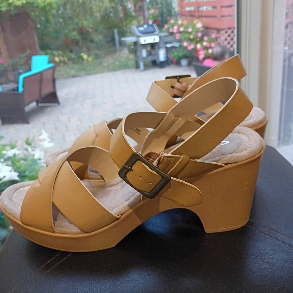 NWT.CL by Laundry Women's Camel Sandals - Picture 2 of 7